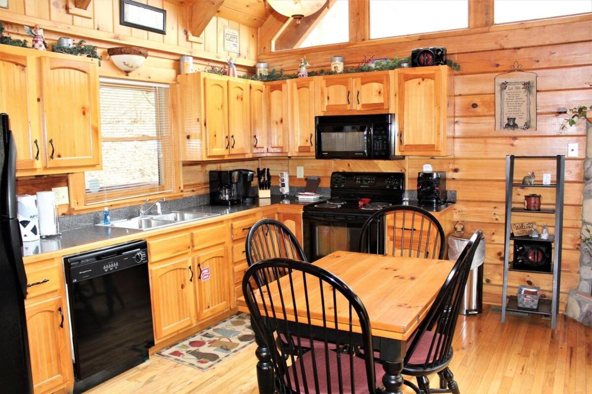Mountain Joy -Private Treehouse Style Cabin That Sleeps 4-Free Tickets Gatlinburg Bagian luar foto