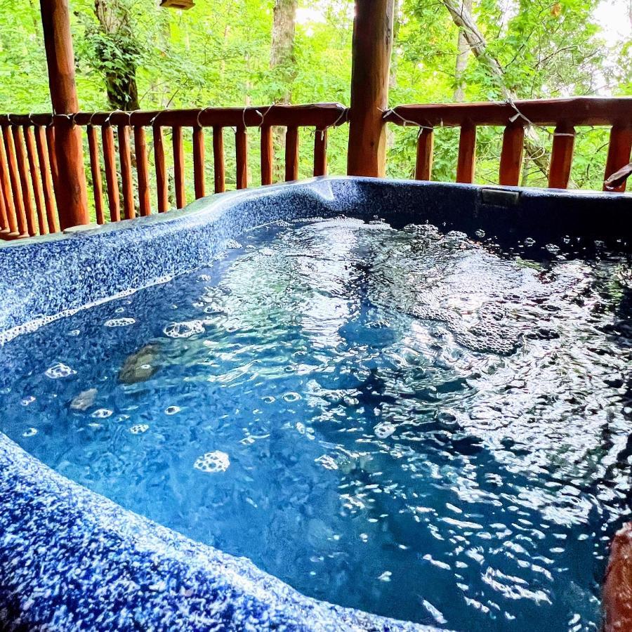 Mountain Joy -Private Treehouse Style Cabin That Sleeps 4-Free Tickets Gatlinburg Bagian luar foto